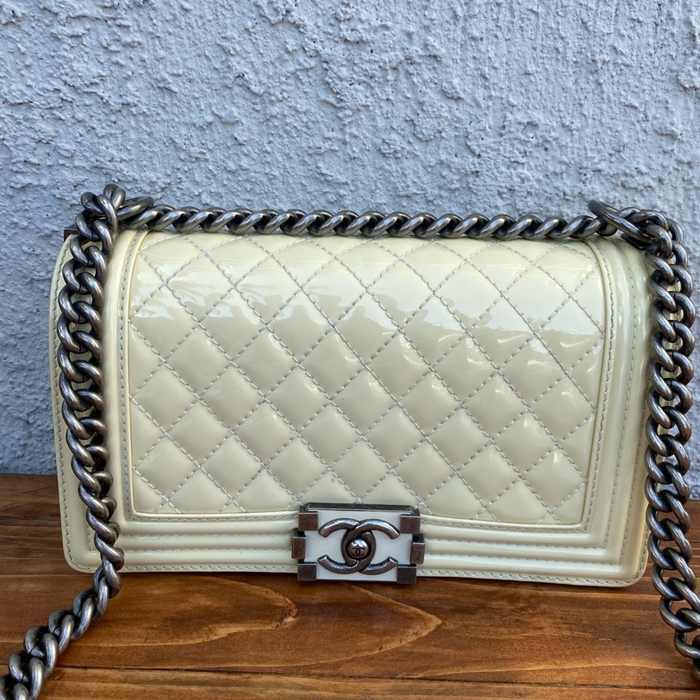 ⭐️⭐️GORGEOUS⭐️⭐️ CHANEL Reverso Boy Flap Bag patent leather Crossbody Bag - Picture 9 of 17